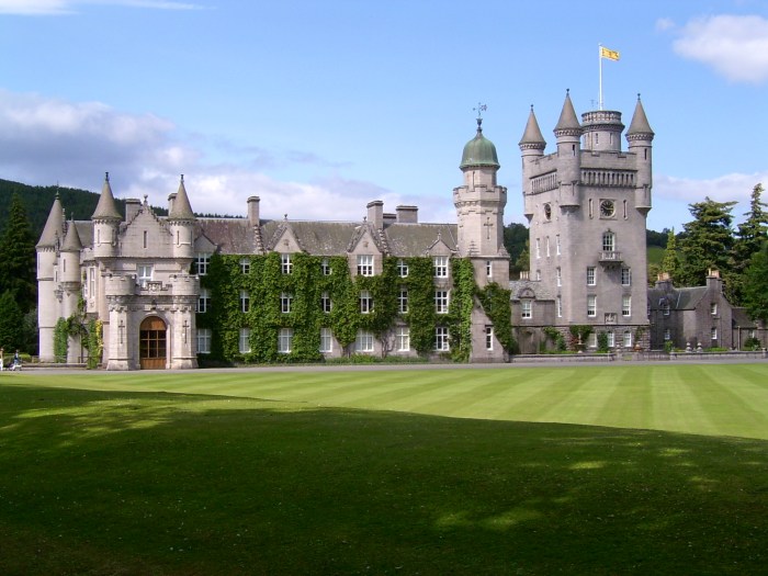 Castle balmoral queen royal family scottish summer scotland elizabeth house where need live palaces acres know getty royals