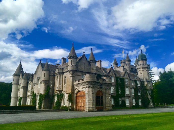 Castle balmoral file wikipedia castles scotland queen royal estate castelo palace castillo se escocia na wiki real famous ou para